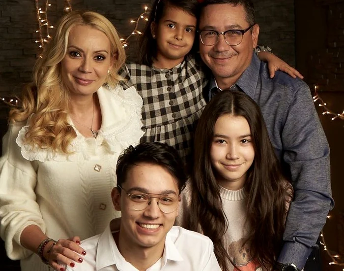 Familia Ponta a realizat o ședință foto de Crăciun Foto: Facebook