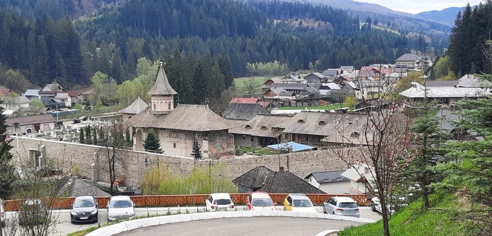 Bucovina, plină de turiști, de 1 Mai. La Voroneț, pensiunile sunt ocupate sută la sută FOTO 