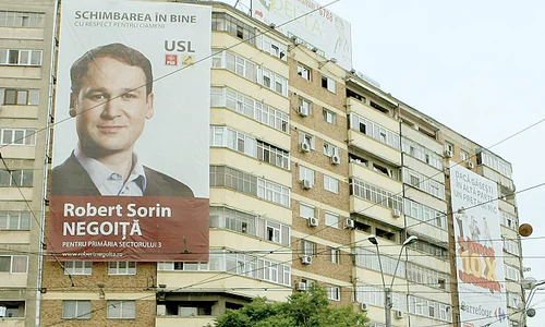 Robert Negoiţă are afişe imense   Pe mai multe blocuri din  sectorul 3 este afişat chipul său,  cu o freză de copil cuminte  Afişul din  imagine se întinde pe şase etaje jpeg