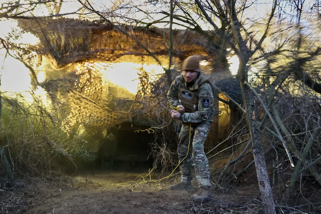Soldat ucrainean mânuiește un obuzier Paladin pe front FOTO Profimedia