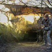 Soldat ucrainean mânuiește un obuzier Paladin pe front FOTO Profimedia jpg