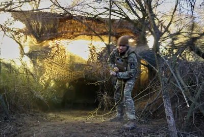 Soldat ucrainean mânuiește un obuzier Paladin pe front FOTO Profimedia jpg