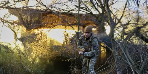 Soldat ucrainean mânuiește un obuzier Paladin pe front FOTO Profimedia jpg