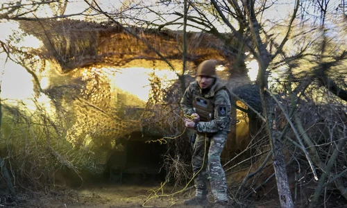 Soldat ucrainean mânuiește un obuzier Paladin pe front FOTO Profimedia jpg