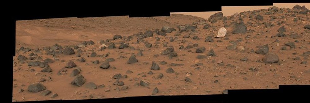 NASA a observat pe Marte un bolovan de o culoare neobișnuit de deschisă, care ar putea dezvălui indicii despre trecutul planetei