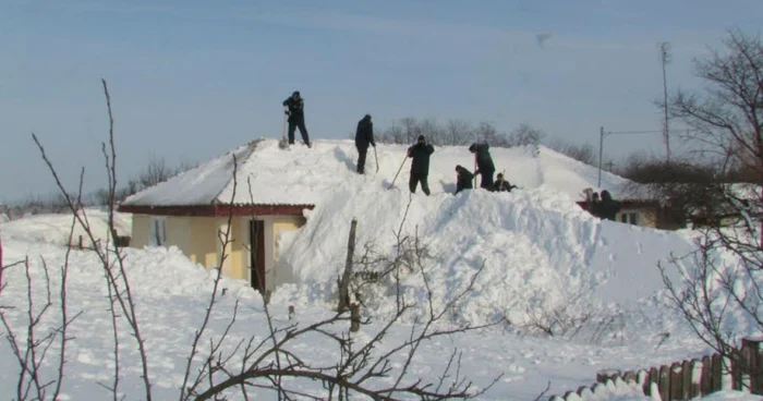 La deszăpeziri au fost mobilizaţi jandarmi, militari şi pompieri