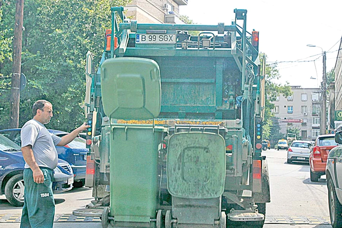 Plicul a fost găsit,  printre tonele de  deşeuri, de câţiva  romi care căutau  produse reciclabile