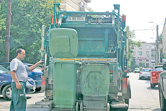 Plicul a fost găsit, printre tonele de deşeuri, de câţiva romi care căutau produse reciclabile