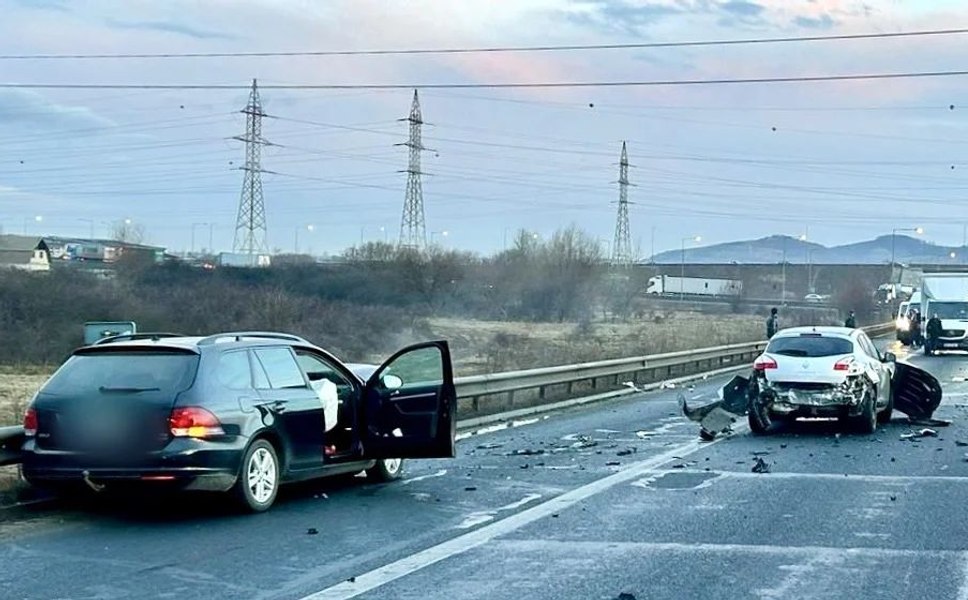 Un șofer a intrat cu mașina în parapet pe A1 și a rămas imobilizat pe banda 2. Greșeala care era să-l coste viața