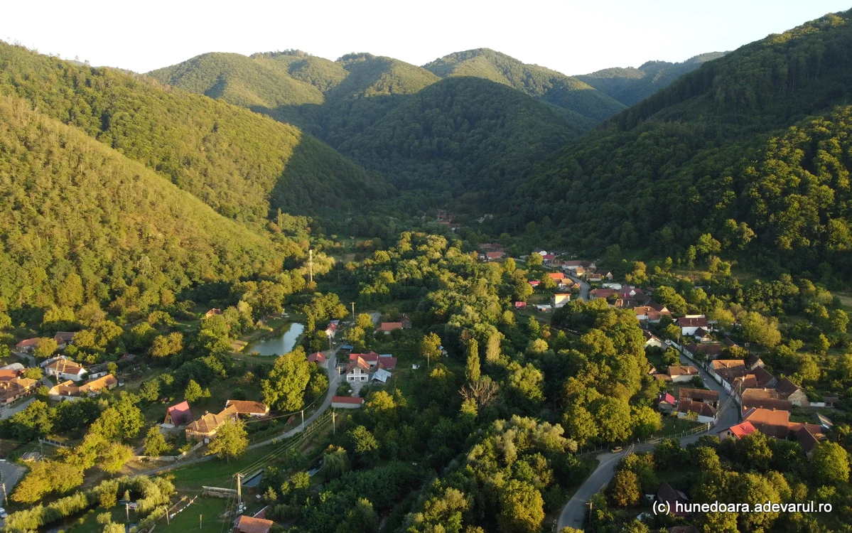 Valea Sibișelului. Pădurile acoperă numeroase vestigii antice și medievale. Daniel Guță. ADEVĂRUL.