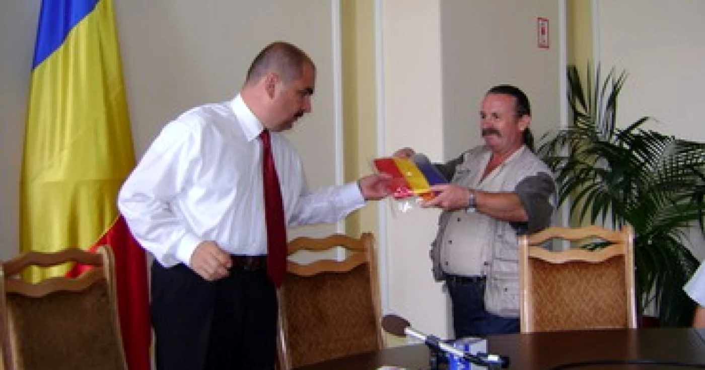 Oradea: Primarul a primit eșarfă de la un blogger
