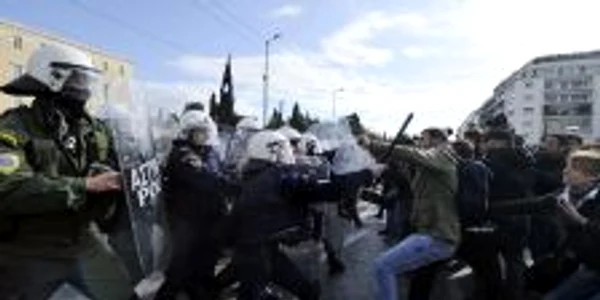 Confruntări între poliţie şi protestatari în faţa Parlamentului de la Atena