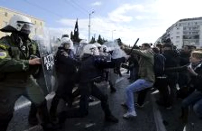 Confruntări între poliţie şi protestatari în faţa Parlamentului de la Atena