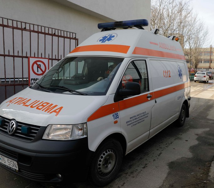 Pieton lovit de o ambulanță, în București. Șoferul avea o alcoolemie de 0.23 mg/l în aerul expirat