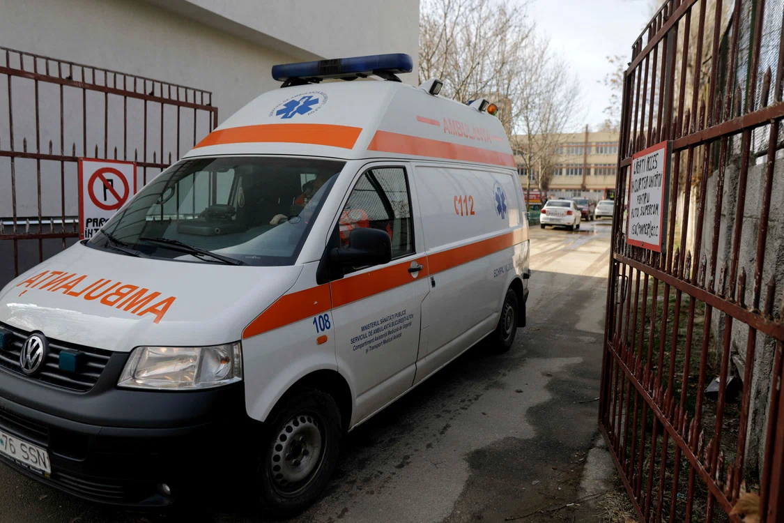 foto ambulanța care intră într-o clădire