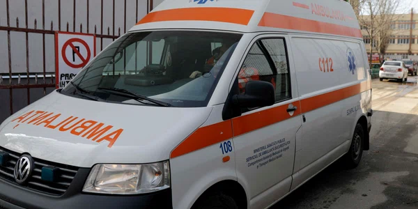 Intervenția pompierilor, a polițiștilor și a Serviciului de Ambulanță la Liceul Tehnic Dimitrie Leonida din București, după ce un elev a folosit un spray iritant. FOTO Inquam Photos / George Călin