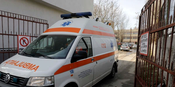 Intervenția pompierilor, a polițiștilor și a Serviciului de Ambulanță la Liceul Tehnic Dimitrie Leonida din București, după ce un elev a folosit un spray iritant. FOTO Inquam Photos / George Călin