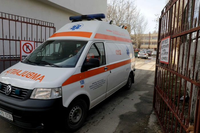 Elevul agresat a fost preluat de un echipaj medical. FOTO arhivă