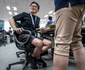 Oficiali guvernamentali îmbrăcați în ținute lejere, inclusiv pantaloni scurți, în biroul clădirii Guvernului din Tokyo FOTO AFP