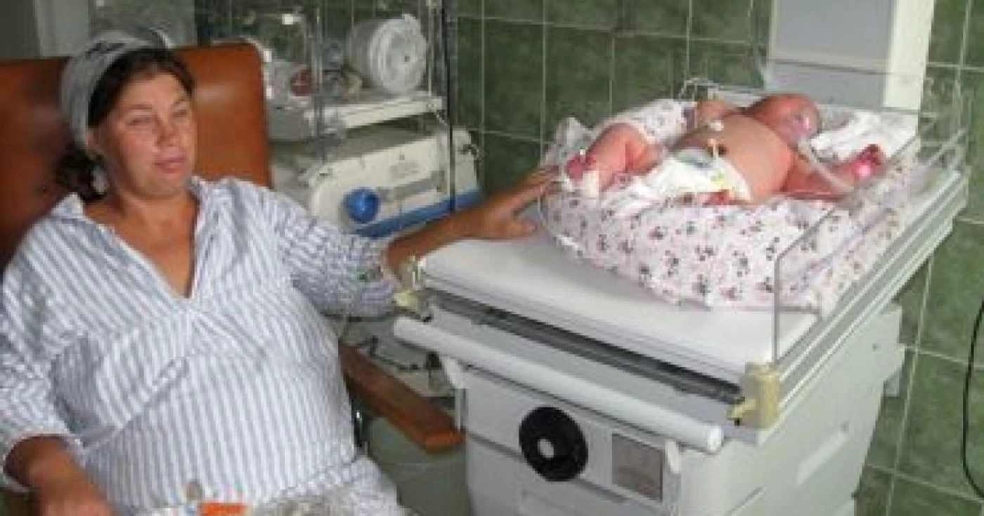 Botoşani: Fetiţa gigant a slăbit aproape un kilogram!