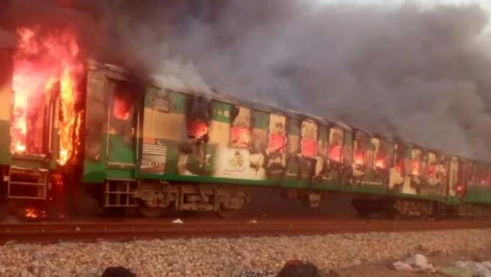 
    Cel puţin trei vagoane au luat foc în urma explozieiFoto: Twitter  