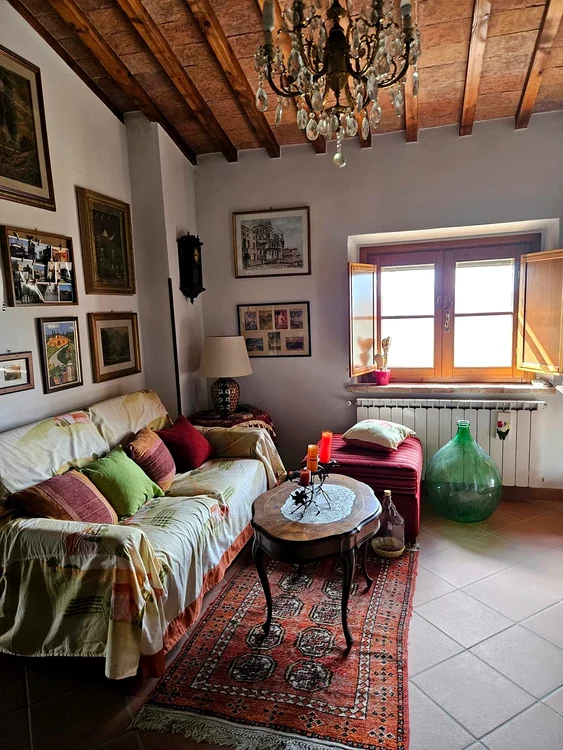 Una dintre camerele apartamentului scos la vânzare în Toscana. Foto: arhiva.