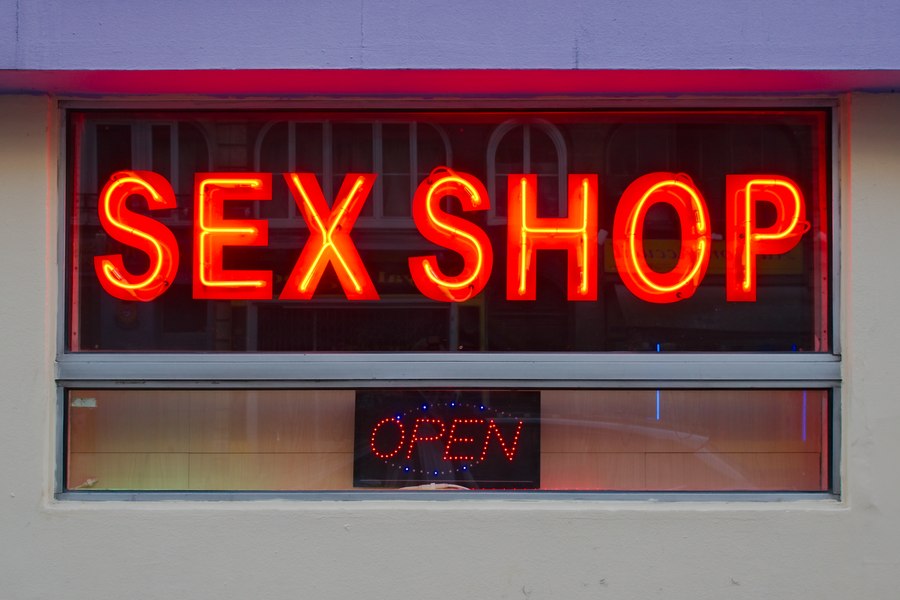 Tânăr prins în flagrant după ce a furat bani și obiecte dintr-un sexshop în noaptea de Revelion din Suceava