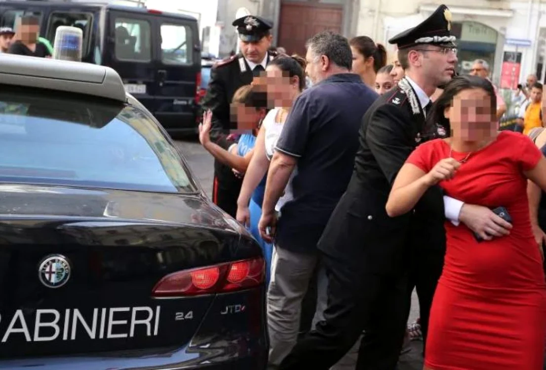 Familia celor doi gemeni a încercat să-i oprească pe poliţişti FOTO Fanpage.it