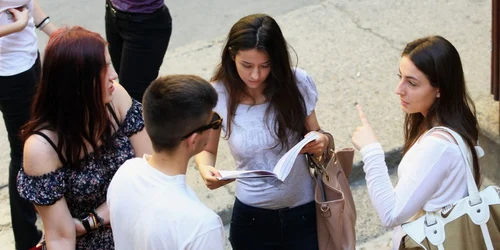 Elevii repetă înainte de a intra în sala de examen 