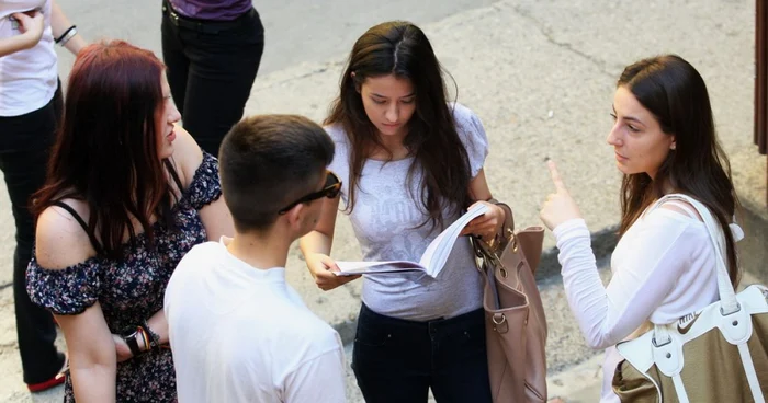 Elevii repetă înainte de a intra în sala de examen 