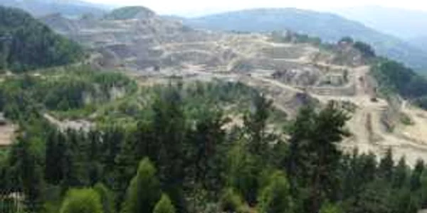 Cariera exploatării miniere de la Roşia Montană