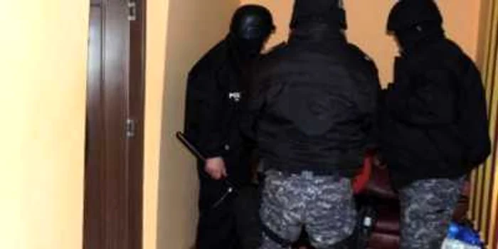 Oamenii legii au efectuat 11 percheziţii domiciliare la membrii grupului infracţional