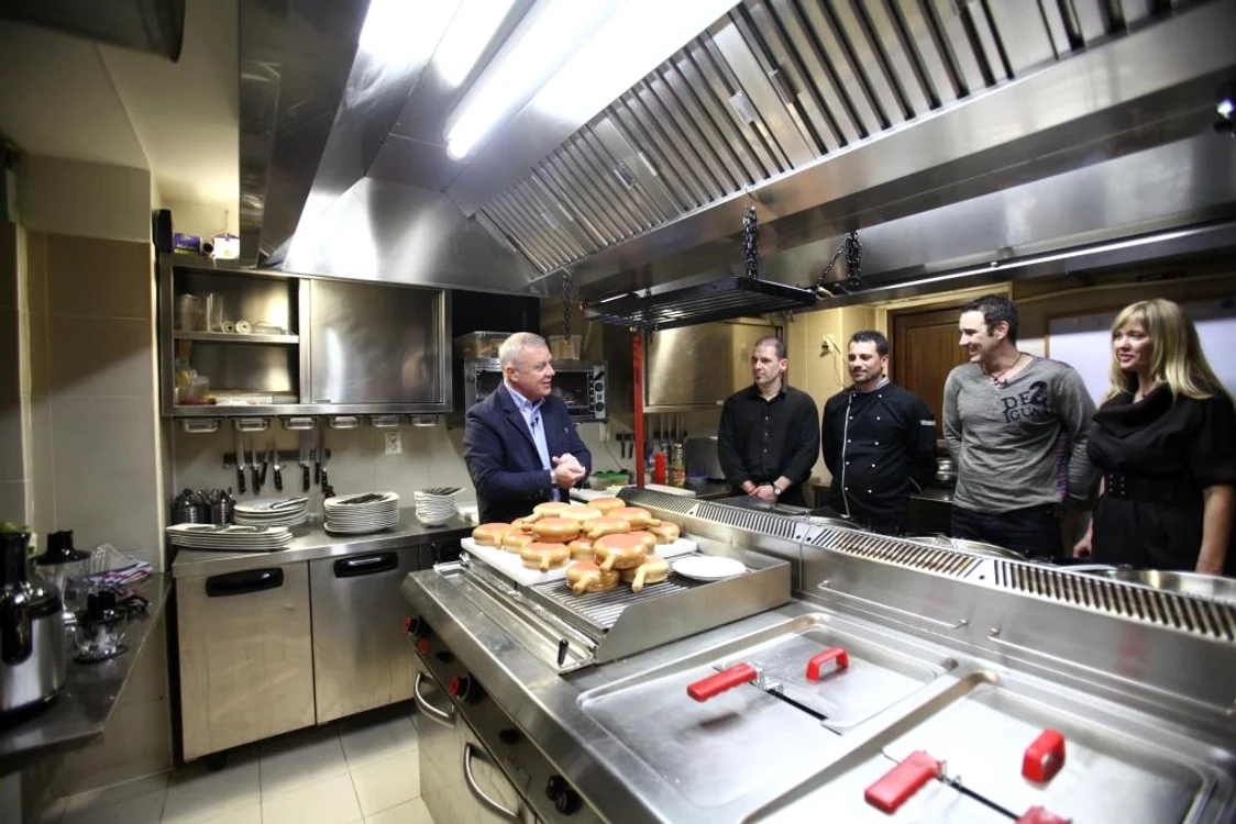 Emisiunea "Vine CHEFul!" - chef Victor Melian, alături de personalul Pata Negra