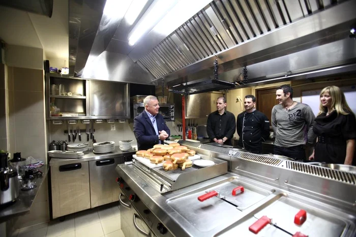 Emisiunea "Vine CHEFul!" - chef Victor Melian, alături de personalul Pata Negra