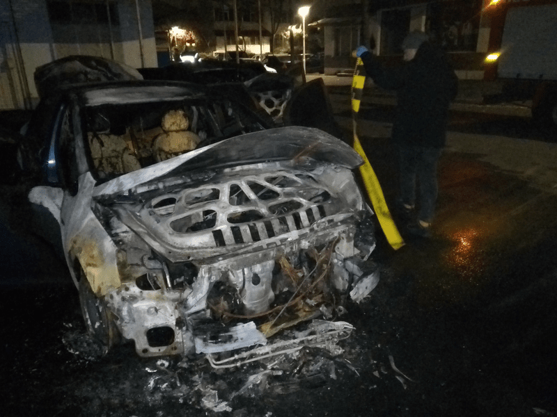 Reglare de conturi la Brăila. Două mașini ale aceluiași proprietar au fost incendiate într-o parcare