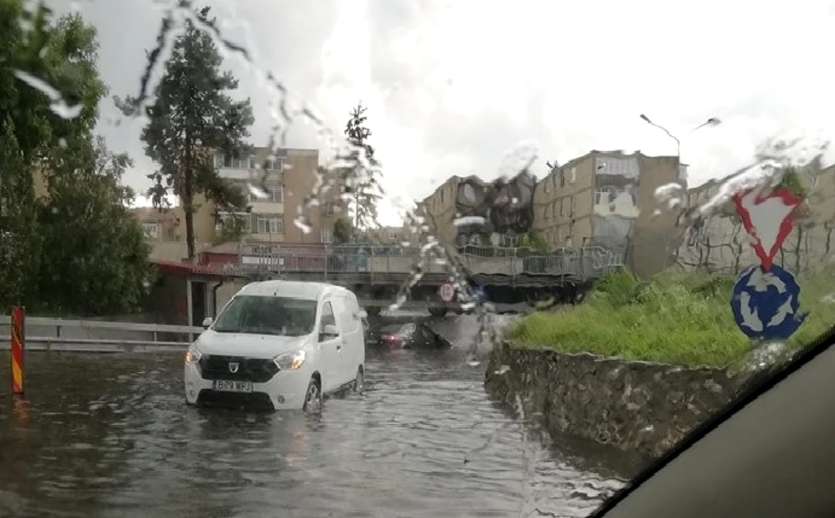 Pasajul Dacia de lângă Complexul Cina din Cartierul Ostroveni - Râmnicu Vâlcea sub ape Foto FB Adrian Pană - credit Lucian Trandafirescu