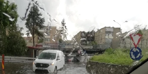 Pasajul Dacia de lângă Complexul Cina din Cartierul Ostroveni - Râmnicu Vâlcea sub ape Foto FB Adrian Pană - credit Lucian Trandafirescu 