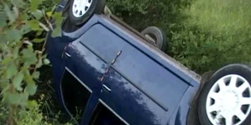 Maşina s-a răsturnat în şanţul de pe partea dreaptă a drumului