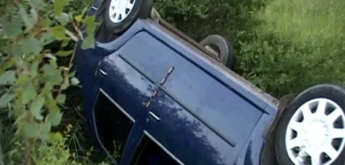 Maşina s-a răsturnat în şanţul de pe partea dreaptă a drumului