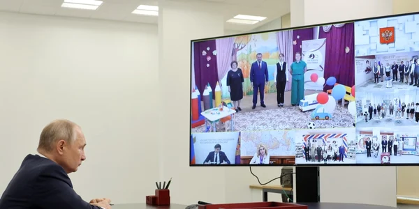 Putin urmareste prin videoconferinta deschiderea anului scolar in Rusia FOTO EPA EFE jpg