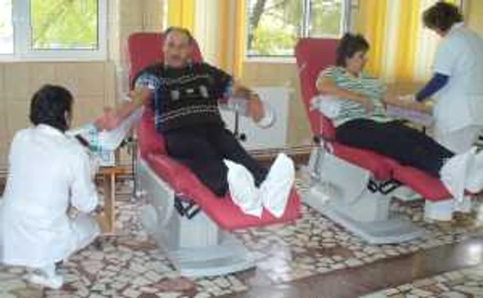 Pentru donare, persoanele care fac un astfel de gest primesc bonuri de masă de 63 de lei