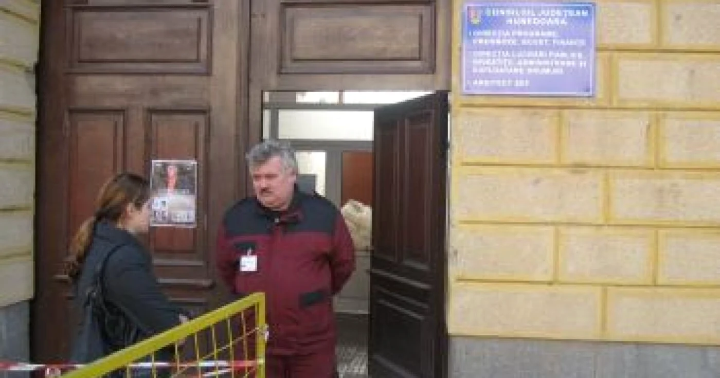 Angajaţii de la Consiliul Judeţean Hunedoara au revenit la lucru