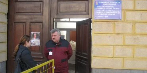 Angajaţii de la Consiliul Judeţean Hunedoara au revenit la lucru