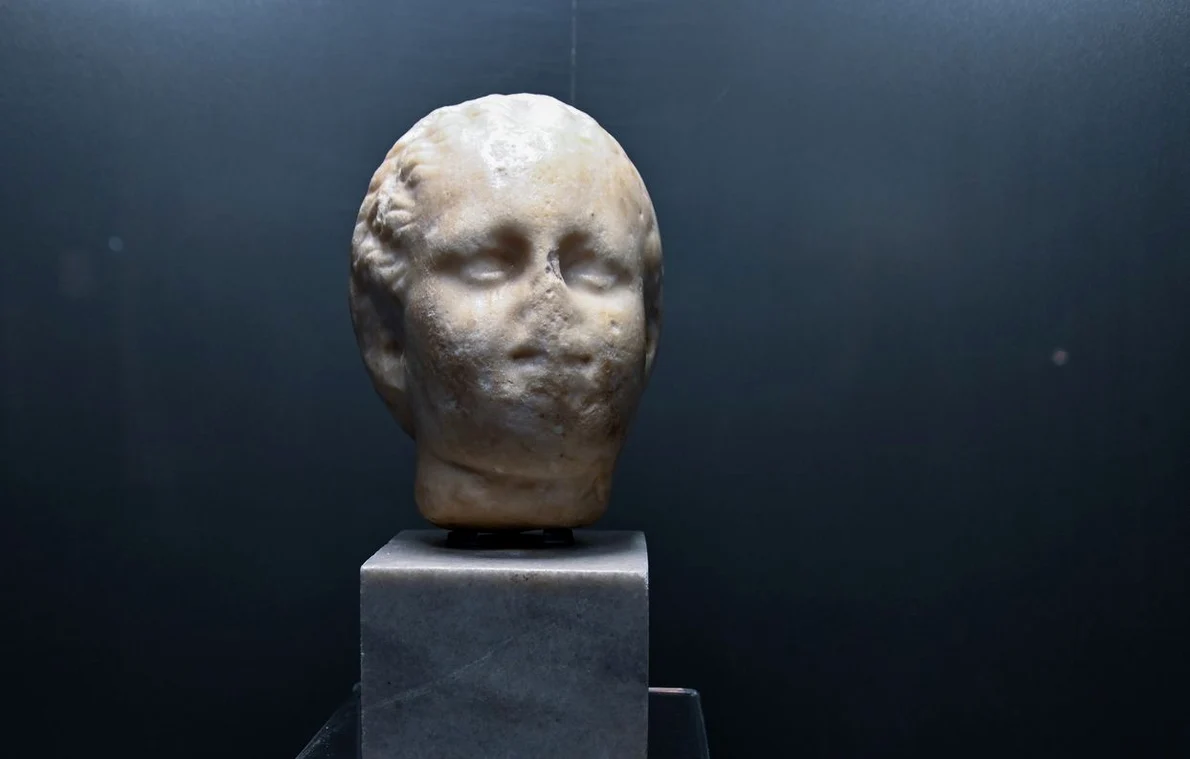 Portret de fetiță, statuie din marmură, Callatis, finalul sec. al II-lea d. Chr. (© Tony Tudor / Muzeul Național al Banatului)