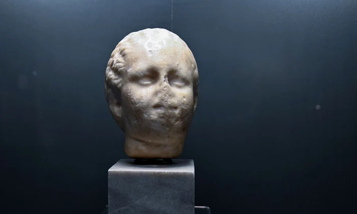 Portret de fetiță, statuie din marmură, Callatis, finalul sec. al II-lea d. Chr. (© Tony Tudor / Muzeul Național al Banatului)