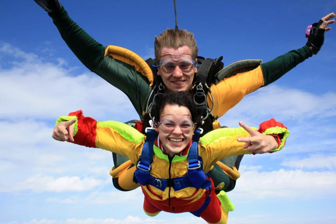 Berbecii vor să impresioneze prin spiritul lor de aventurăFoto Skydivetanay.com