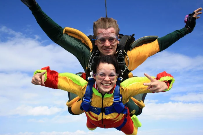 Berbecii vor să impresioneze prin spiritul lor de aventurăFoto Skydivetanay.com