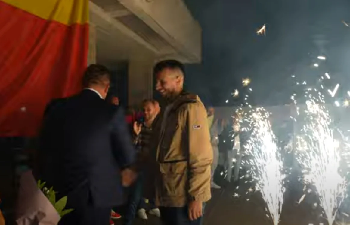 Andrei Nemițanu a fost primit cu focuri de artificii în centrul orașului Motru Foto: Captură Youtube