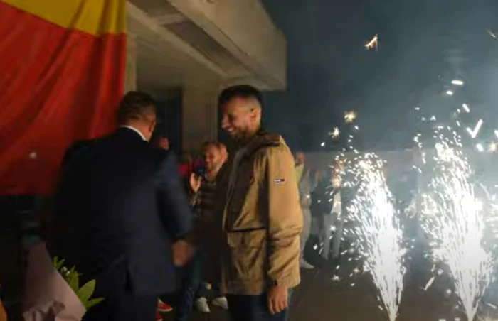 Andrei Nemițanu a fost primit cu focuri de artificii în centrul orașului Motru Foto: Captură Youtube