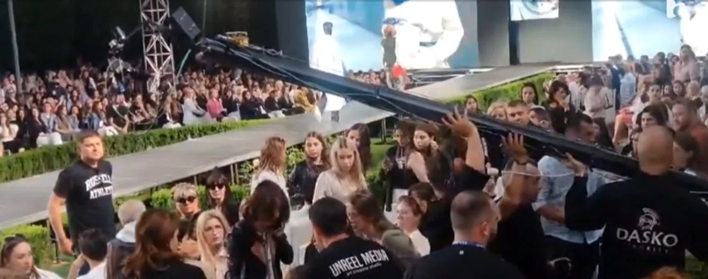 Macaraua video s-a prăbușit în timpul spectacolului. Foto: captură video